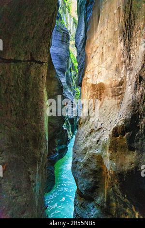 Der Fluss Aare fließt durch die Aare-Schlucht (Aareschlucht), Berner Oberland, Schweiz Stockfoto