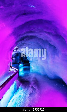 Farbenfrohes Interieur der Titlis Gletscherhöhle auf dem Titlis, Schweiz Stockfoto