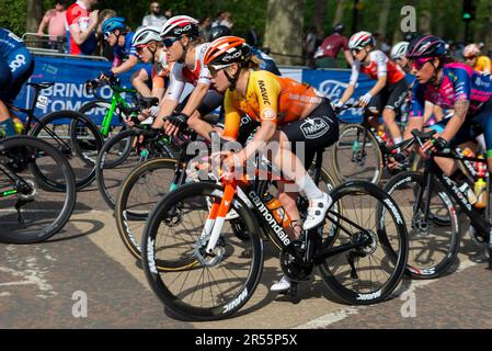 Rennfahrer fahren beim Classique UCI Women's WorldTour Road Race 3 der Ford RideLondon Radtour 2023 in London, Großbritannien. Coralie Demay Stockfoto