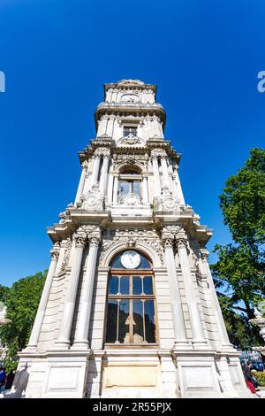 Außenansicht des Dolmabahces Uhrenturms in Istanbul, Türkei, Europa Stockfoto