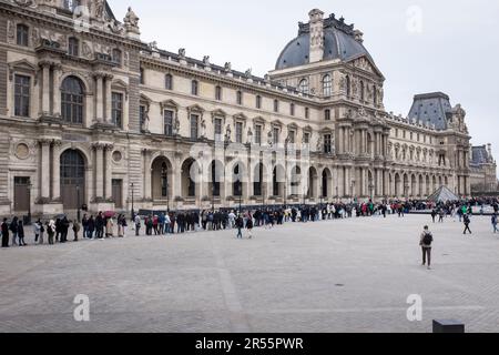 Lange Schlangen von Besuchern im Innenhof des eleganten Palais Royale, die an einem ruhigen grauen Frühlingstag in Paris, Frankreich, darauf warten, das Kunstmuseum des Louvre zu betreten. Inmitten einer belebten Menschenmenge von Besuchern und Touristen verbinden diese architektonischen Meisterwerke Modernität und Geschichte und laden zu Entdeckungen und Wertschätzung ein. Erleben Sie die harmonische Mischung aus Alt und Neu, während das reiche kulturelle Erbe der Stadt inmitten der pulsierenden Energie eines beliebten Reiseziels zum Leben erwacht. Stockfoto