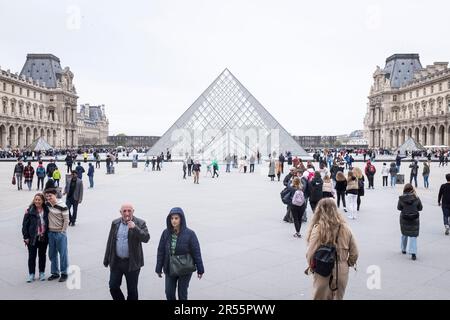 Die berühmte Louvre-Pyramide und das elegante Palais Royale stehen an einem ruhigen grauen Frühlingstag in Paris, Frankreich, Seite an Seite. Inmitten einer belebten Menschenmenge von Besuchern und Touristen verbinden diese architektonischen Meisterwerke Modernität und Geschichte und laden zu Entdeckungen und Wertschätzung ein. Erleben Sie die harmonische Mischung aus Alt und Neu, während das reiche kulturelle Erbe der Stadt inmitten der pulsierenden Energie eines beliebten Reiseziels zum Leben erwacht. Stockfoto