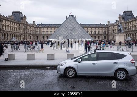 Die berühmte Louvre-Pyramide und das elegante Palais Royale stehen an einem ruhigen grauen Frühlingstag in Paris, Frankreich, Seite an Seite. Inmitten einer belebten Menschenmenge von Besuchern und Touristen verbinden diese architektonischen Meisterwerke Modernität und Geschichte und laden zu Entdeckungen und Wertschätzung ein. Erleben Sie die harmonische Mischung aus Alt und Neu, während das reiche kulturelle Erbe der Stadt inmitten der pulsierenden Energie eines beliebten Reiseziels zum Leben erwacht. Stockfoto