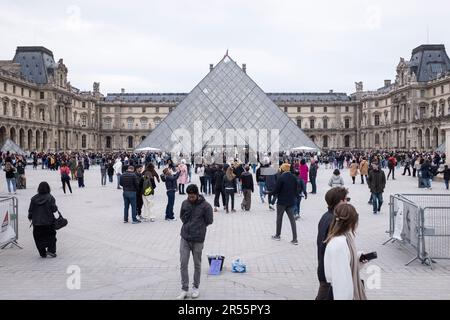 Die berühmte Louvre-Pyramide und das elegante Palais Royale stehen an einem ruhigen grauen Frühlingstag in Paris, Frankreich, Seite an Seite. Inmitten einer belebten Menschenmenge von Besuchern und Touristen verbinden diese architektonischen Meisterwerke Modernität und Geschichte und laden zu Entdeckungen und Wertschätzung ein. Erleben Sie die harmonische Mischung aus Alt und Neu, während das reiche kulturelle Erbe der Stadt inmitten der pulsierenden Energie eines beliebten Reiseziels zum Leben erwacht. Stockfoto