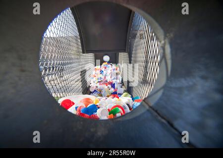 Solidaritätsbehälter mit Kunststoffkappen. Caps werden gesammelt und an Verbände gespendet und gegen Geld eingetauscht. Stockfoto