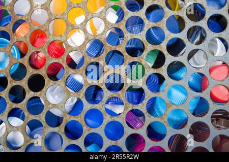 Solidaritätsbehälter mit Kunststoffkappen. Caps werden gesammelt und an Verbände gespendet und gegen Geld eingetauscht. Stockfoto