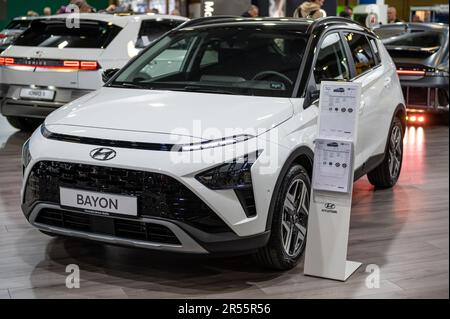 Riga, Lettland, 28. April 2023: Premiere des neuen Hyundai Bayon auf einer Automesse, Modell 2023 Stockfoto