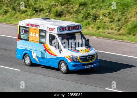 2016 Mercedes-Benz Sprinter 313 CDI Mr Whirly Ice Cream man; Fahrt auf der Autobahn M61, Großbritannien Stockfoto