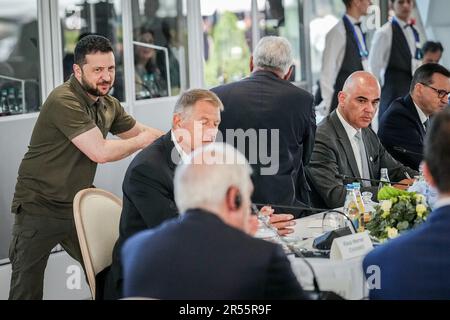 Bulboaca, Moldawien. 01. Juni 2023. Volodymyr Selenskyj (l), Präsident der Ukraine, nimmt am Gipfeltreffen der Europäischen Politischen Gemeinschaft (EPC) in Moldau Teil. Der EPC wurde im vergangenen Jahr auf eine französische Initiative gegründet. Sein Ziel ist es, die nicht der Europäischen Union angehörenden europäischen Staaten und die Staaten des Nahen Ostens näher an die EU heranzuführen. Es zählt 47 Mitglieder, darunter die Beitrittskandidaten Ukraine, Moldau und Türkei, das Kandidatenland Georgien sowie Aserbaidschan und Armenien. Kredit: Kay Nietfeld/dpa/Alamy Live News Stockfoto