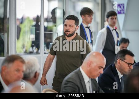 Bulboaca, Moldawien. 01. Juni 2023. Volodymyr Selensky (M), Präsident der Ukraine, nimmt am Gipfeltreffen der Europäischen Politischen Gemeinschaft (EPÜ) in der Republik Moldau Teil. Der Ausschuss für Wirtschaftspolitik wurde im vergangenen Jahr auf französischer Initiative gegründet. Sein Ziel ist es, die nicht der Europäischen Union angehörenden europäischen Staaten und die Staaten des Nahen Ostens näher an die EU heranzuführen. Es zählt 47 Mitglieder, darunter die Beitrittskandidaten Ukraine, Moldau und Türkei, das Kandidatenland Georgien sowie Aserbaidschan und Armenien. Kredit: Kay Nietfeld/dpa/Alamy Live News Stockfoto