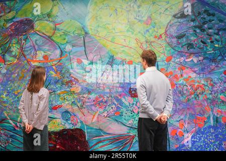 London UK. 1 . Juni 2023 . JADI FADOJUTIMI. Und prägen bereitwillig die Erinnerung an meine Fehler, 2023. To Bend the ear of the Outer World eine große Ausstellung zeitgenössischer abstrakter Malerei, die in der Gagosian ar Gallery in London von mehr als 40 Künstlern aus Amerika, Großbritannien und Deutschland vorgestellt wurde. Die Ausstellung in London untersucht die Bedeutung der abstrakten Malerei heute und stellt eine Reihe von Ansätzen zur zeitgenössischen Abstraktion nebeneinander.Kredit: amer Ghazzal/Alamy Live News Stockfoto