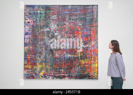 London UK. 1 . Juni 2023 . GERHARD RICHTER. Abstraktes Bild (Abstract Painting), Oil on Canvas. To Bend the ear of the Outer World eine große Ausstellung zeitgenössischer abstrakter Gemälde, die in der Gagosian ar Gallery in London von mehr als 40 Künstlern aus Amerika, Großbritannien und Deutschland vorgestellt wurde. Die Ausstellung in London untersucht die Bedeutung der abstrakten Malerei heute und stellt eine Reihe von Ansätzen zur zeitgenössischen Abstraktion nebeneinander.Kredit: amer Ghazzal/Alamy Live News Stockfoto