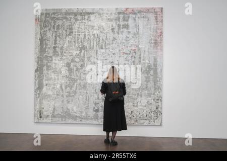 London UK. 1 . Juni 2023 . JACQUELINE HUMPHRIES. MN+//ss, 2023. Öl auf Leinen... To Bend the ear of the Outer World eine große Ausstellung zeitgenössischer abstrakter Malerei, die in der Gagosian ar Gallery in London von mehr als 40 Künstlern aus Amerika, Großbritannien und Deutschland vorgestellt wurde. Die Ausstellung in London untersucht die Bedeutung der abstrakten Malerei heute und stellt eine Reihe von Ansätzen zur zeitgenössischen Abstraktion nebeneinander.Kredit: amer Ghazzal/Alamy Live News Stockfoto