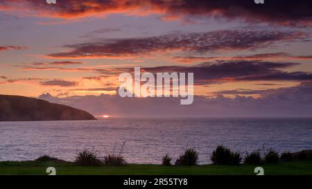 Cardigan, Großbritannien - 22. September 2022: Sturmwolken und Sonnenuntergang über Cardigan Bay, Wales Stockfoto