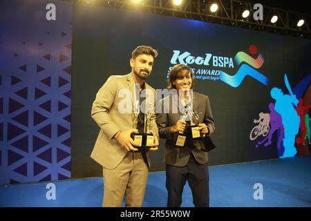 Bangladesch Star Batter Liton das (L) gewann für seine Darbietungen Acro den Bangladesch Sports Press Association (BSPA) Sports Person of the Year 2022 Stockfoto