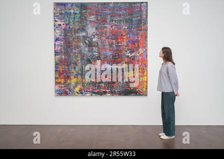 London UK. 1 . Juni 2023 . GERHARD RICHTER. Abstraktes Bild (Abstract Painting), Oil on Canvas. To Bend the ear of the Outer World eine große Ausstellung zeitgenössischer abstrakter Gemälde, die in der Gagosian ar Gallery in London von mehr als 40 Künstlern aus Amerika, Großbritannien und Deutschland vorgestellt wurde. Die Ausstellung in London untersucht die Bedeutung der abstrakten Malerei heute und stellt eine Reihe von Ansätzen zur zeitgenössischen Abstraktion nebeneinander.Kredit: amer Ghazzal/Alamy Live News Stockfoto