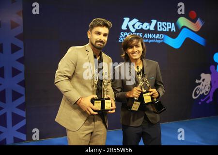 Bangladesch Star Batter Liton das (L) gewann für seine Darbietungen Acro den Bangladesch Sports Press Association (BSPA) Sports Person of the Year 2022 Stockfoto