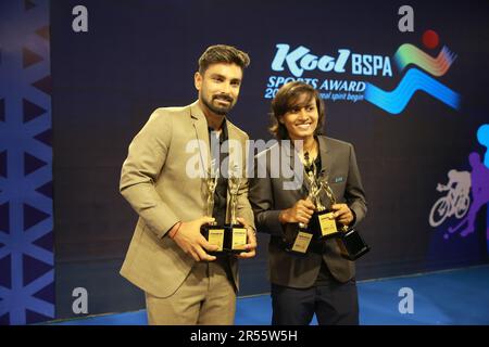 Bangladesch Star Batter Liton das (L) gewann für seine Darbietungen Acro den Bangladesch Sports Press Association (BSPA) Sports Person of the Year 2022 Stockfoto