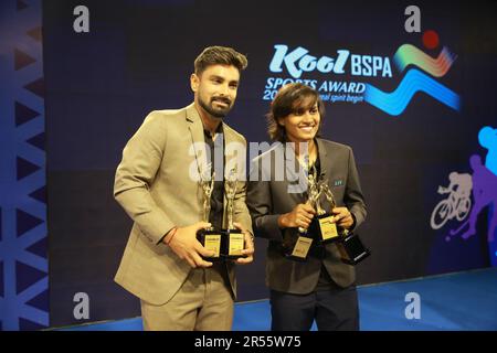 Bangladesch Star Batter Liton das (L) gewann für seine Darbietungen Acro den Bangladesch Sports Press Association (BSPA) Sports Person of the Year 2022 Stockfoto