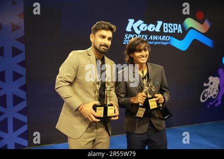 Bangladesch Star Batter Liton das (L) gewann für seine Darbietungen Acro den Bangladesch Sports Press Association (BSPA) Sports Person of the Year 2022 Stockfoto