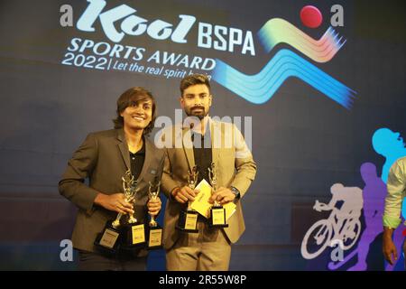 Der Bangladesch Star Batter Liton das (R) erhielt für seine Darbietungen Acro den Bangladesch Sports Press Association (BSPA) Sports Person of the Year 2022 Award Stockfoto