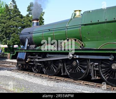 GWR Hall-Klasse Lokomotive Nr. 7903 Foremarke Hall, läuft als Nr. 6999 Capel Dewi Hall beim GWSR Cotswold Festival of Steam 2023. Stockfoto