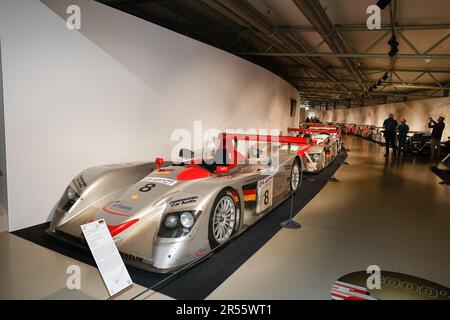 Le Mans, Frankreich. 31. Mai 2023. Audi R8 gefahren von Emanuele Pirro, Tom Kristensen und Frank Biela, Gewinner von Le Mans 2000, während der La Grande Exposition du Centenaire des 24 Heures du Mans die 24 Stunden Le Mans 2023 im Stadtzentrum von Le Mans am 9. Juni 2023 in Le Mans, Frankreich - Photo Frédéric Le Floc'h/DPPI Credit: DPPI Media/Alamy Live News Stockfoto