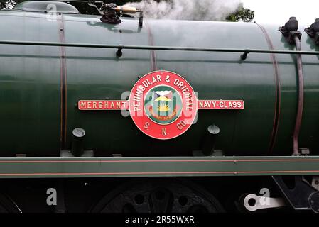 Das Namensschild der SR Merchant Navy Klasse Nr. 35006 Peninsular & Oriental S.N.C.C., auf dem Cotswold Festival of Steam 2023 der GWSR. Stockfoto