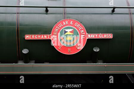 Das Namensschild der SR Merchant Navy Klasse Nr. 35006 Peninsular & Oriental S.N.C.C., auf dem Cotswold Festival of Steam 2023 der GWSR. Stockfoto