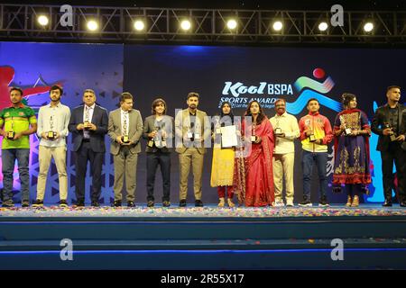 Litton Kumar das (6. von links), der den Sports Person of the Year 2022 Award gewonnen hat, sowie viele berühmte Mitglieder der Sportarena nahmen an der Gruppe Teil Stockfoto