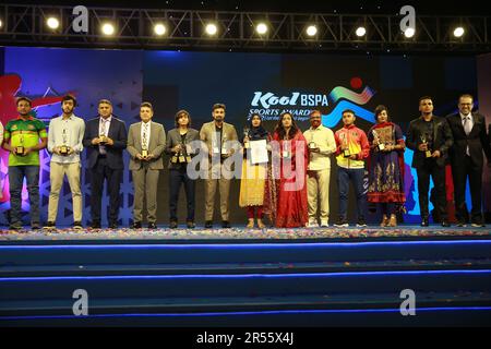 Litton Kumar das (6. von links), der den Sports Person of the Year 2022 Award gewonnen hat, sowie viele berühmte Mitglieder der Sportarena nahmen an der Gruppe Teil Stockfoto