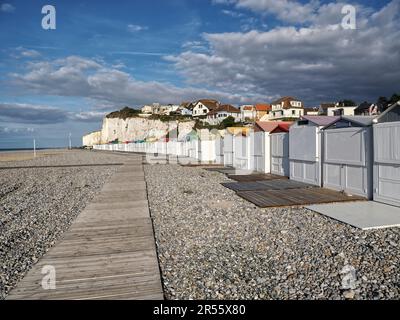 Kieselstrand und Klippen in Criel sur Mer, einer Gemeinde im Departement seine-Maritime in der Normandie in Nordfrankreich. Stockfoto