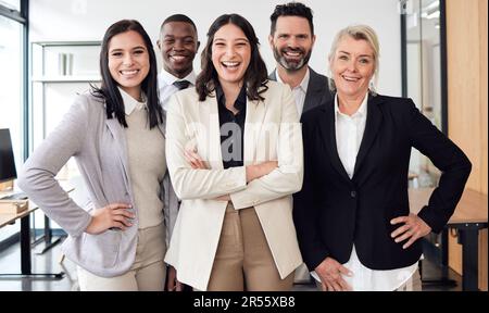 Zufriedene, selbstbewusste Geschäftsleute im Büro für Teamarbeit, Zusammenarbeit und Vielfalt. Glück, Lächeln und professionelle Mitarbeiter Stockfoto