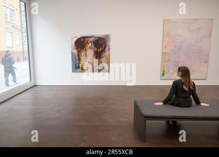 Gagosian, London, Großbritannien. 1. Juni 2023. To Bend the ear of the Outer World: Conversations on Conversations on Conversations on Contemporary Abstract Maler (1. Juni bis 25. August) ist eine umfangreiche Ausstellung neuer und neuerer Werke von mehr als 40 Künstlern aus den USA, Großbritannien und Deutschland. Neben einer Vielzahl von Ansätzen zur zeitgenössischen Abstraktion vereint die Ausstellung Werke von drei Generationen von Künstlern. Bild: (Links) Albert Oehlen, Martin Rev oder Alan Vega, 2022; (rechts) Laura Owens, Untitled, 2023. Kredit: Malcolm Park/Alamy Live News Stockfoto