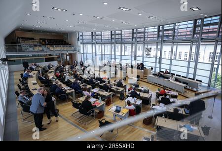 Magdeburg, Deutschland. 01. Juni 2023. Der Plenarsaal während der staatsparlamentarsitzung. Das landesparlament von Sachsen-Anhalt wird am Donnerstag über die Folgen der Migration diskutieren. Die AfD-Fraktion möchte sich auf die damit verbundenen Folgekosten konzentrieren, beispielsweise im Sozial- und Gesundheitssektor. Ein grundlegender Wendepunkt in der Einwanderungspolitik ist notwendig, so heißt es in der Begründung für die aktuelle Debatte. Kredit: Ronny Hartmann/dpa/Alamy Live News Stockfoto