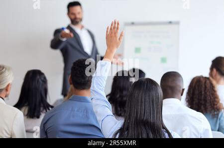 Präsentation, Fragen und Unterstützung von Geschäftsleuten bei Meetings für Konferenzen, Seminare und Zielgruppen. Strategie, Feedback und Schulung der Mitarbeiter Stockfoto