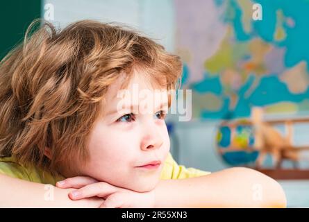 Der Junge macht sich für die Schule fertig. Grundschulklasse. Hausschule für Schüler. Stockfoto