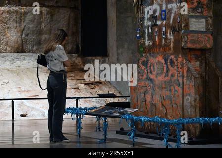 New York City, NY, USA, 28. Mai 2023, am Memorial Day-Wochenende sind Besucher des National September 11. Museum eingeladen, zur Erinnerung an die Reling rund um die letzte Säule himmelblaue Bänder zu binden. Credit D Guest Smith Stockfoto
