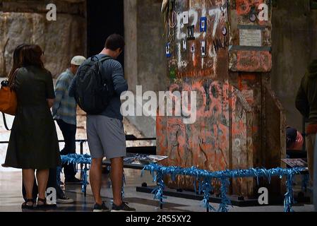 New York City, NY, USA, 28. Mai 2023, am Memorial Day-Wochenende sind Besucher des National September 11. Museum eingeladen, zur Erinnerung an die Reling rund um die letzte Säule himmelblaue Bänder zu binden. Credit D Guest Smith Stockfoto