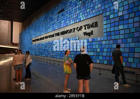 New York City, NY, USA, 28. Mai 2023. Die Kunstinstallation „Versuche, die Farbe des Himmels zu erinnern“ im National September 11. Museum, Memorial Day Weekend. An der Wand sind das Zitat „No Day will Erase You from the Memory of Time“ und blaue Aquarelle zu sehen, eines für jeden der 2.983 Menschen, die bei den Terroranschlägen von 1993 und 2001 getötet wurden. Die Panels repräsentieren die Farbe des Himmels am 11. September, und keine zwei Panels sind gleich. Hinter der Mauer befindet sich der permanente Ruhestand für unidentifizierte Opfer, der nur für Familien zugänglich ist. Credit D Guest Smith Stockfoto