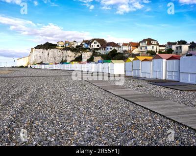 Kieselstrand und Klippen in Criel sur Mer, einer Gemeinde im Departement seine-Maritime in der Normandie in Nordfrankreich. Stockfoto