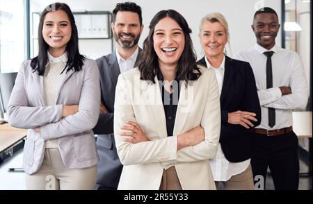 Glückliche, verschränkte Arme und Porträt von Geschäftsleuten, die im Amt sitzen und sich auf Teamarbeit und Zusammenarbeit verlassen können. Vielfalt, professionell und Gruppe von Stockfoto