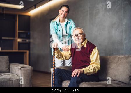 Hausarzt besucht Senioren, um seine Gesundheit zu überprüfen. Professionelle Pflegekraft hilft dem alten Mann zu Hause. Stockfoto