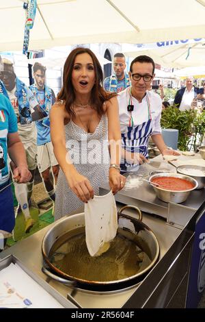 CATERINA BALIVO IST IN NEAPEL, UM NEAPELS DRITTEN SCUDETTO ZU EHREN UND IHR VERSPRECHEN EINZUHALTEN, PIZZA FÜR DIE NEAPOLITANER MIT IHREM FREUND, DEM PIZZABÄCKER GINO SORBILO, ZU MACHEN. Stockfoto