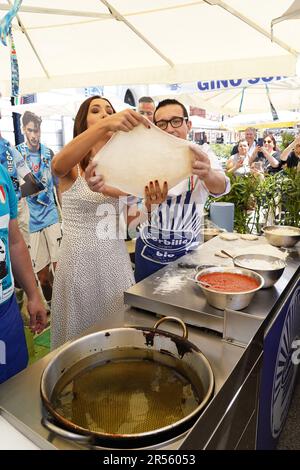 CATERINA BALIVO IST IN NEAPEL, UM NEAPELS DRITTEN SCUDETTO ZU EHREN UND IHR VERSPRECHEN EINZUHALTEN, PIZZA FÜR DIE NEAPOLITANER MIT IHREM FREUND, DEM PIZZABÄCKER GINO SORBILO, ZU MACHEN. Stockfoto