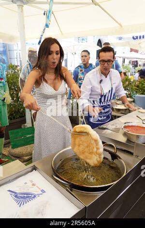 CATERINA BALIVO IST IN NEAPEL, UM NEAPELS DRITTEN SCUDETTO ZU EHREN UND IHR VERSPRECHEN EINZUHALTEN, PIZZA FÜR DIE NEAPOLITANER MIT IHREM FREUND, DEM PIZZABÄCKER GINO SORBILO, ZU MACHEN. Stockfoto