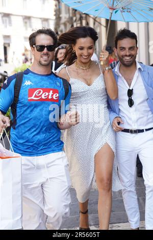 CATERINA BALIVO IST IN NEAPEL, UM NEAPELS DRITTEN SCUDETTO ZU EHREN UND IHR VERSPRECHEN EINZUHALTEN, PIZZA FÜR DIE NEAPOLITANER MIT IHREM FREUND, DEM PIZZABÄCKER GINO SORBILO, ZU MACHEN. Stockfoto