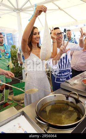 CATERINA BALIVO IST IN NEAPEL, UM NEAPELS DRITTEN SCUDETTO ZU EHREN UND IHR VERSPRECHEN EINZUHALTEN, PIZZA FÜR DIE NEAPOLITANER MIT IHREM FREUND, DEM PIZZABÄCKER GINO SORBILO, ZU MACHEN. Stockfoto