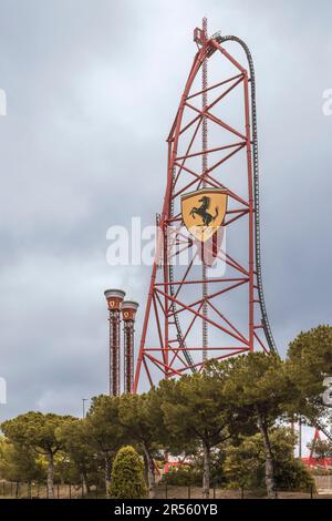 Vergnügungspark Port Aventura mit dem Ferrari-Schild auf dem Turm, Salou, Costa Daurada, Provinz Tarragona, Katalonien, Spanien, Europa. Stockfoto