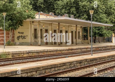 Blick auf den alten verlassenen Bahnhof von Salou, der seit dem 13. Januar 2020, nach mehr als 150 Jahren, in der Provinz Tarragona, Katalonien, nicht mehr genutzt wird. Stockfoto